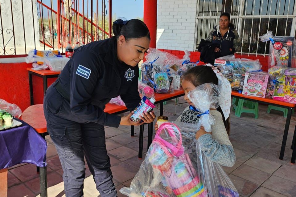 Policía Municipal de Ramos Arizpe lleva regalos a las comunidades rurales