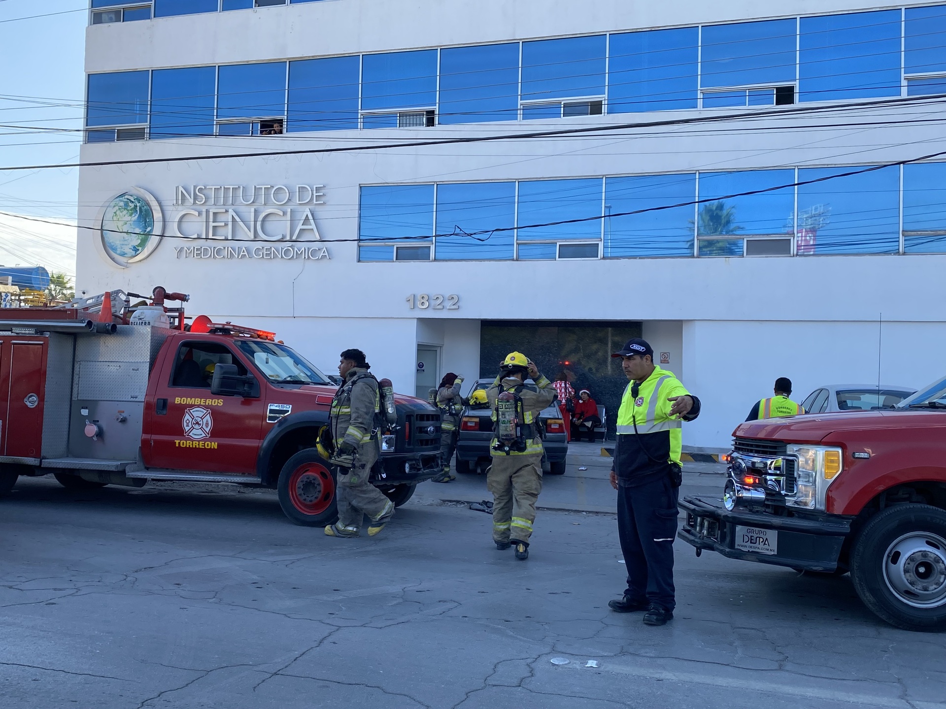 Atienden conato de incendio en restaurante ubicado en el sexto piso de un edificio