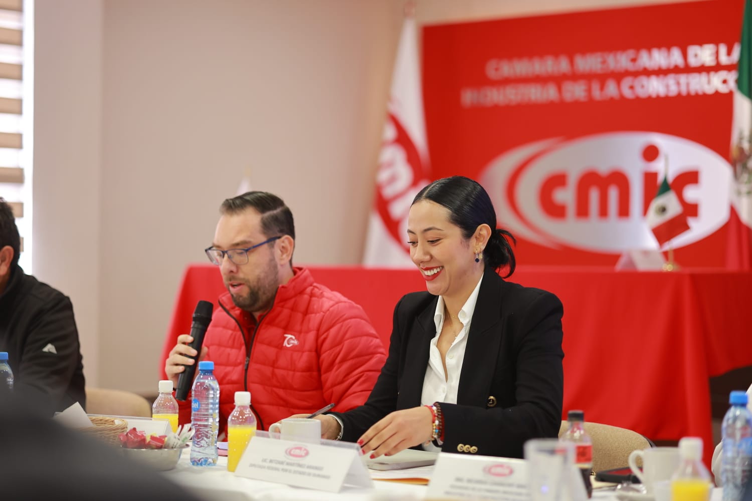 Diputada Betzabé Martínez en charla con CMIC.