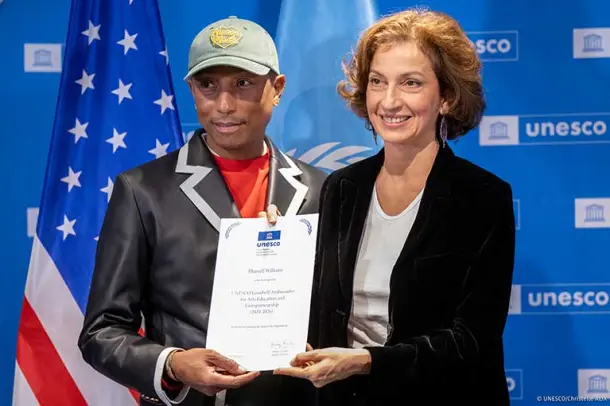 Pharrell Williams junto a Audrey Azoulay, Directora General de la UNESCO. Foto: UNESCO