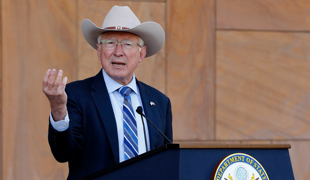 Ken Salazar dice que pueblos de EE.UU. y México merecen vivir sin miedo