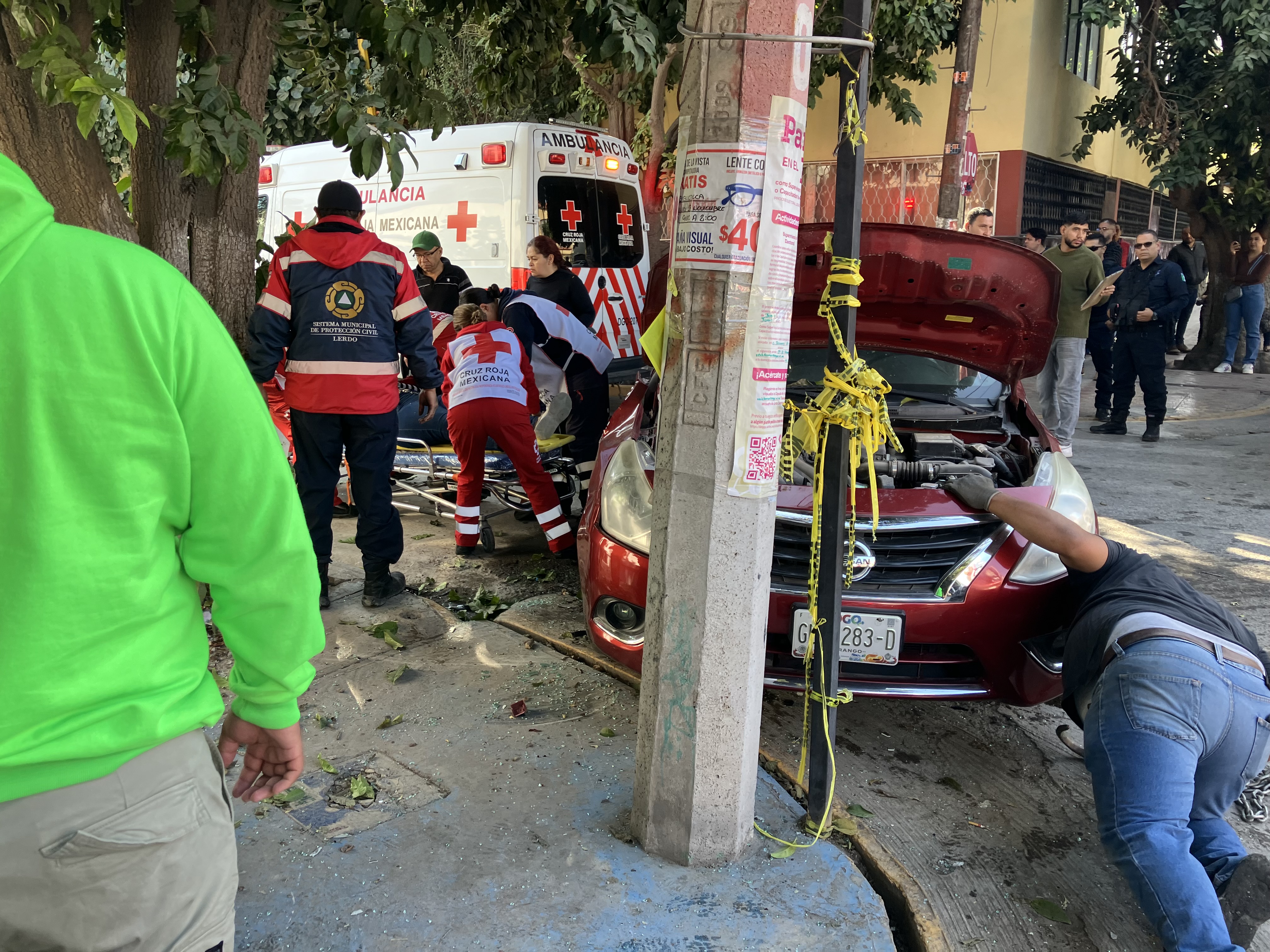 Mujer queda prensada tras un fuerte accidente vial en el Centro de Lerdo