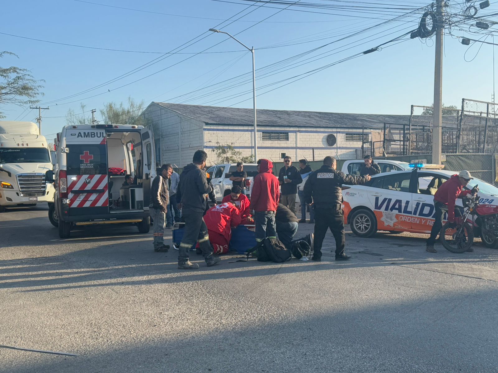 Motociclista choca con camioneta, él y su acompañante resultaron lesionados