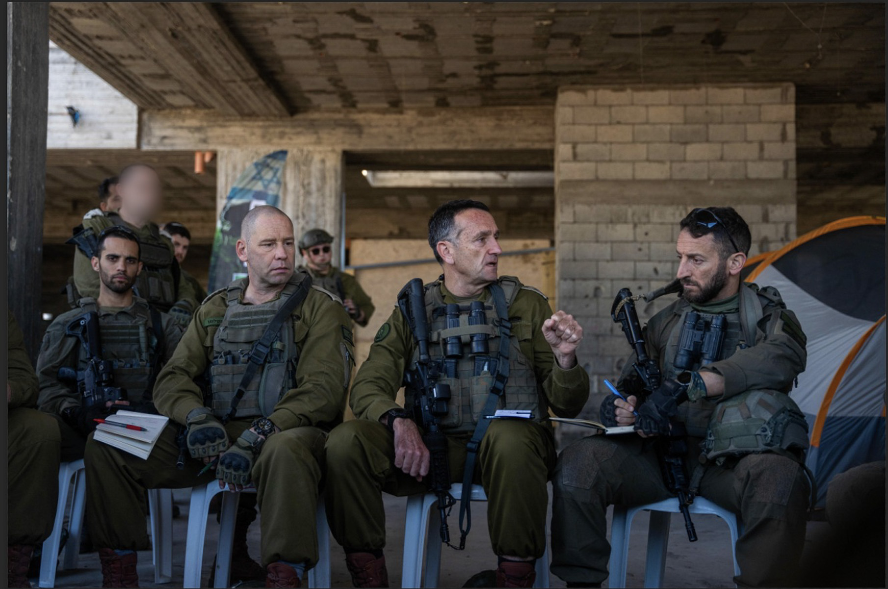 El jefe del Ejército israelí, Herzi Halevi (2-d), durante sa visita este miércoles a Rafah, en el sur de la Franja de Gaza, ocupada por Israel desde mayo. (EFE)