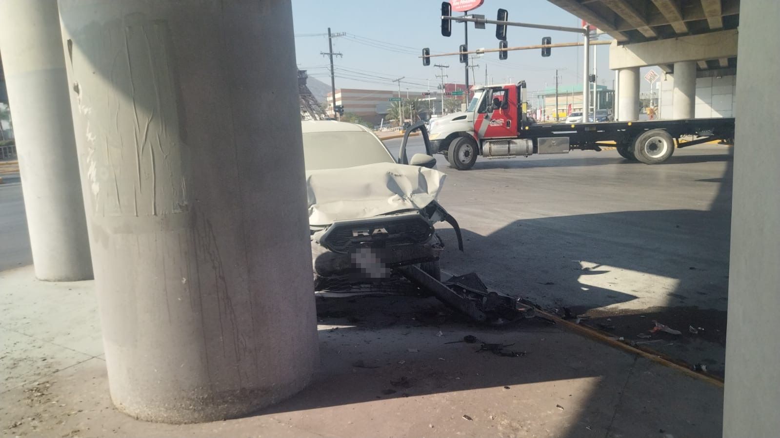 Fuerte accidente vial frente a la réplica de la Torre Eiffel. (EL SIGLO DE TORREÓN)