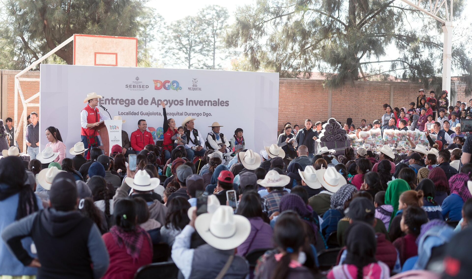 El gobernador Esteban Villegas dispersa aguinaldos en tiempo y forma a maestros y burócratas