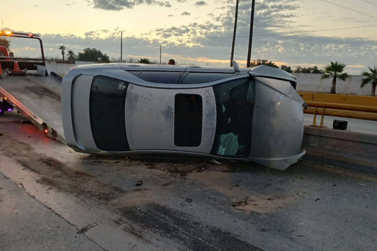 Localizan vehículo volcado y abandonado sobre el bulevar Centenario en Torreón