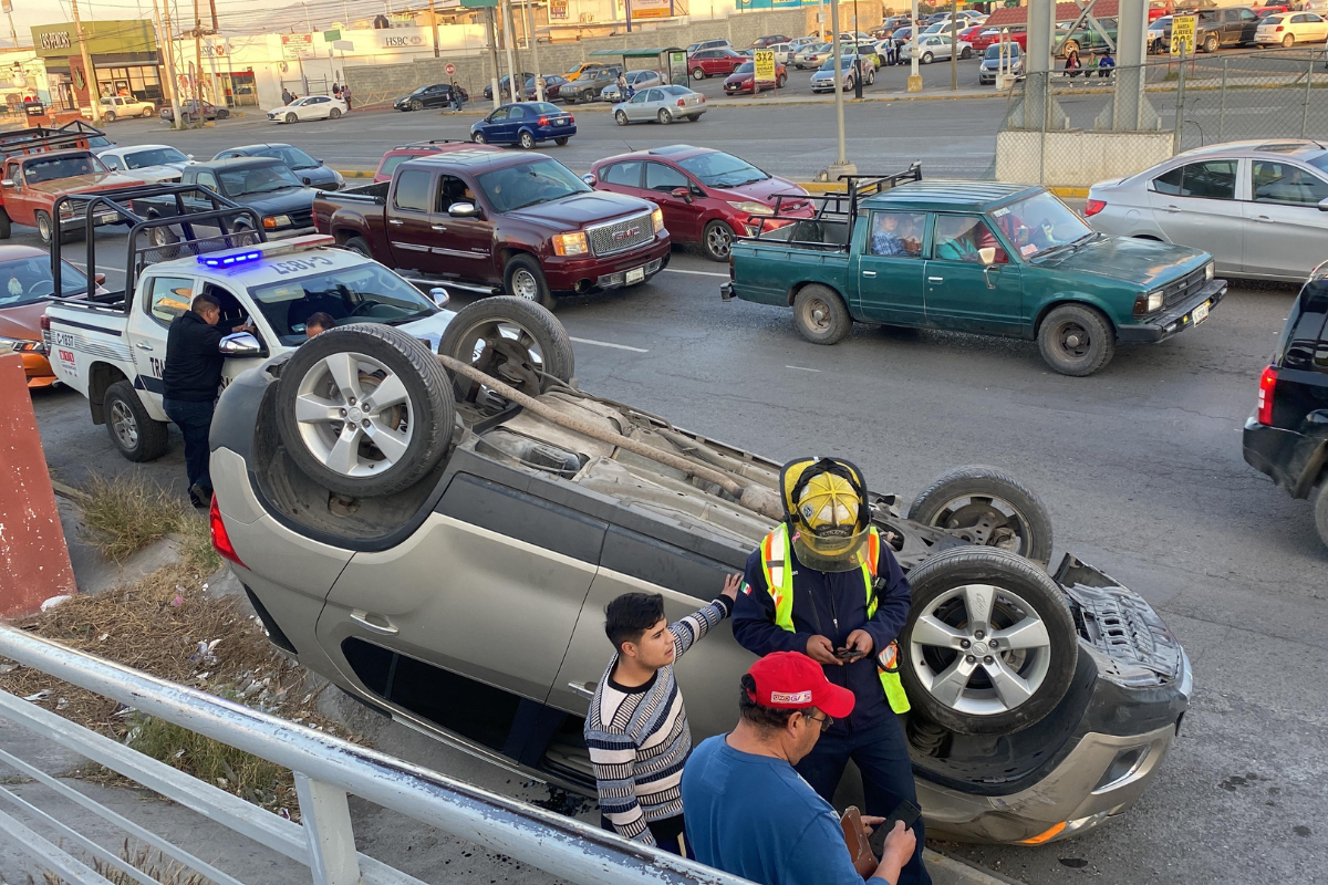 Choque y volcadura sin heridos al sur de Saltillo