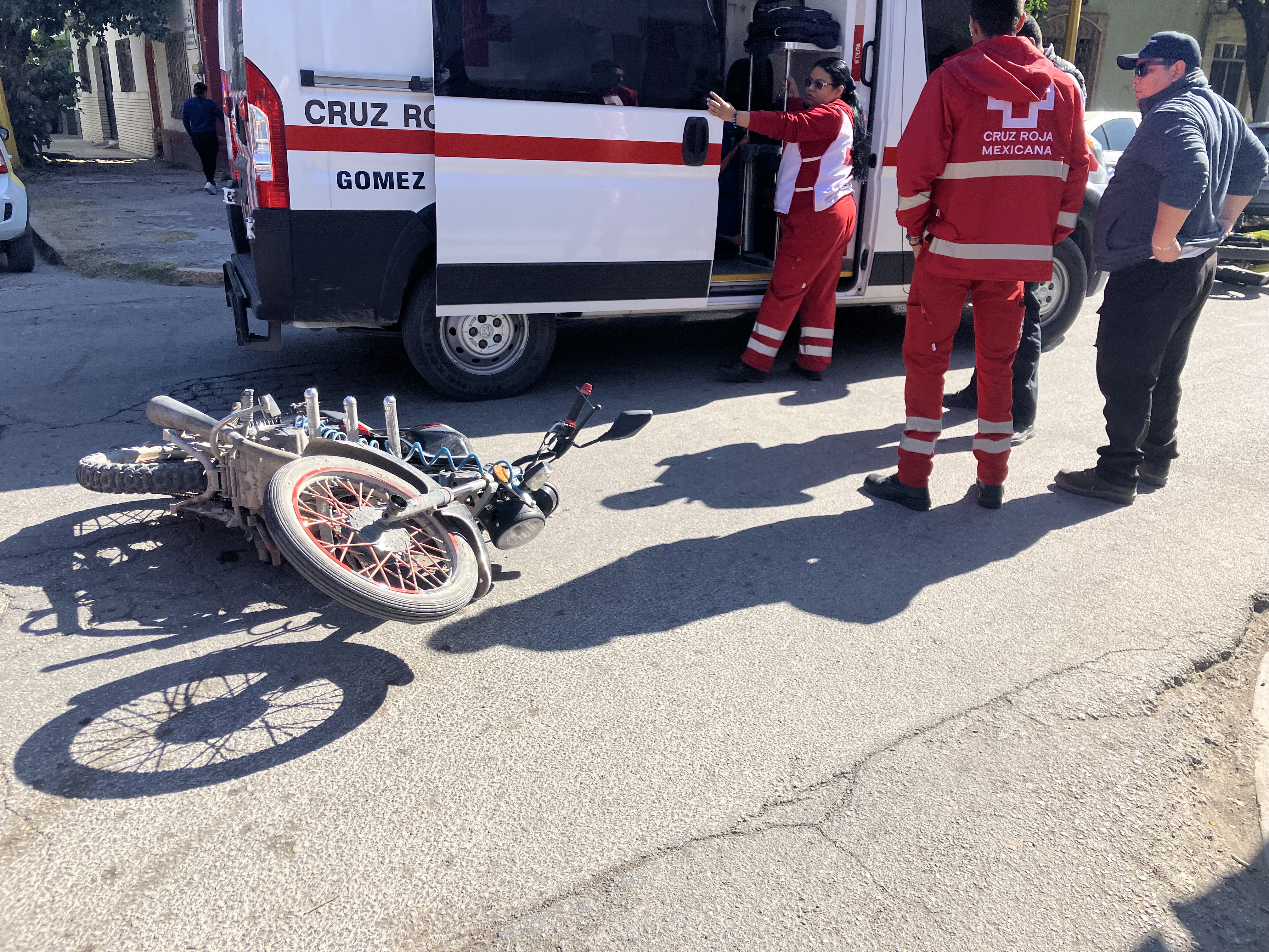 Chocan motocicletas en Lerdo, una pareja y su bebé resultaron lesionados