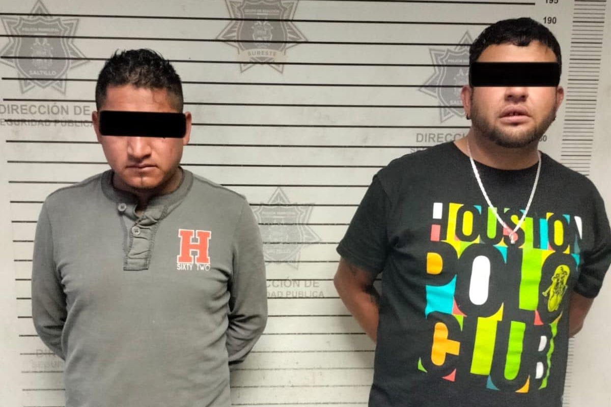 Detienen a 2 masculinos por robo de una camioneta en Saltillo