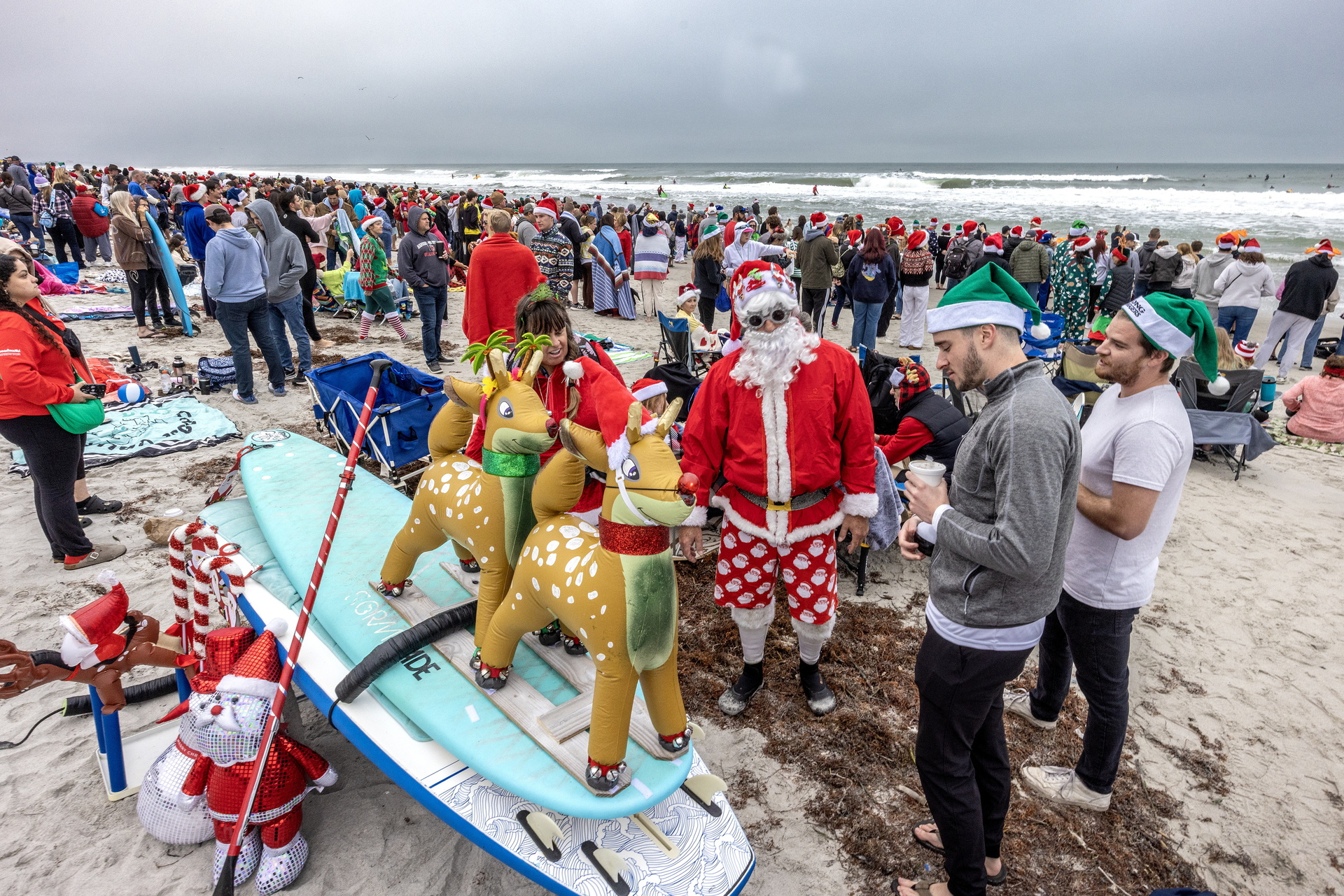 Entusiasmo. Los entusiastas surfistas en Estados Unidos , vestidos como Papá Noel, asisten al evento anual Surfing Santas en Cocoa Beach, Florida. Según los organizadores, lo que comenzó como una pequeña reunión familiar se ha convertido en un gran evento que atrae a multitudes de todo el mundo. para celebrar la temporada navideña al más puro estilo playero.