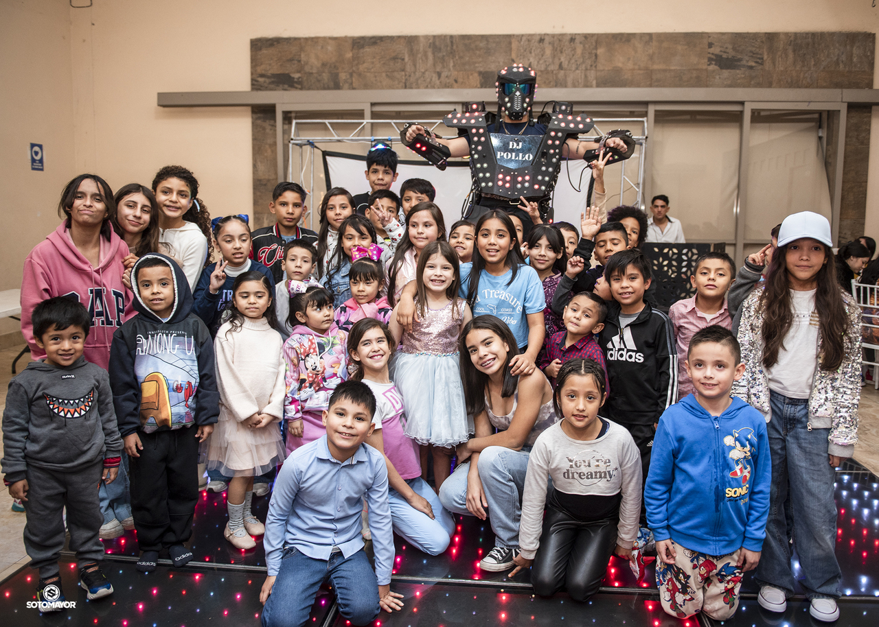 Catalina Dorantes Ramírez con sus amigos.- SOTOMAYOR FOTOGRAFÍA