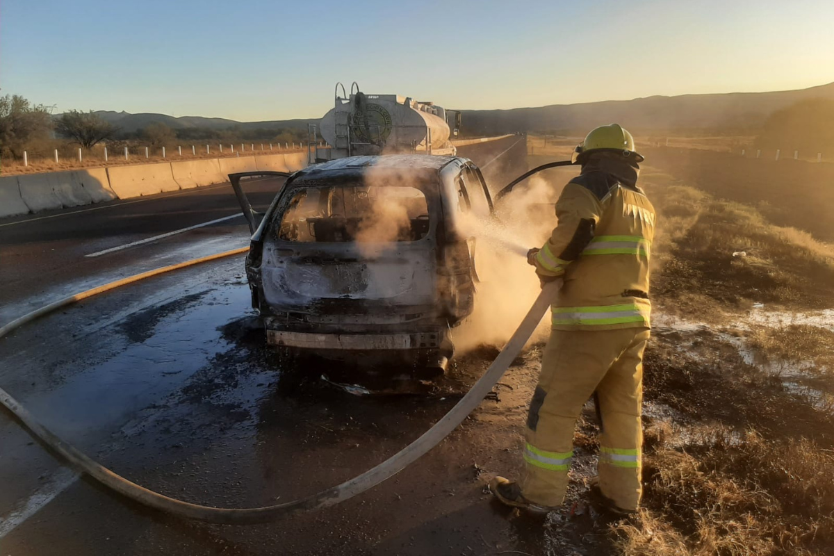 Camioneta se incendia cerca de León Guzmán, Lerdo; no hay heridos