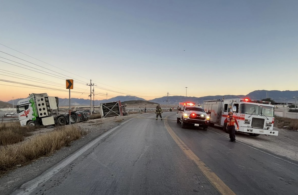 Vuelca tráiler cargado con cilindros con gas LP