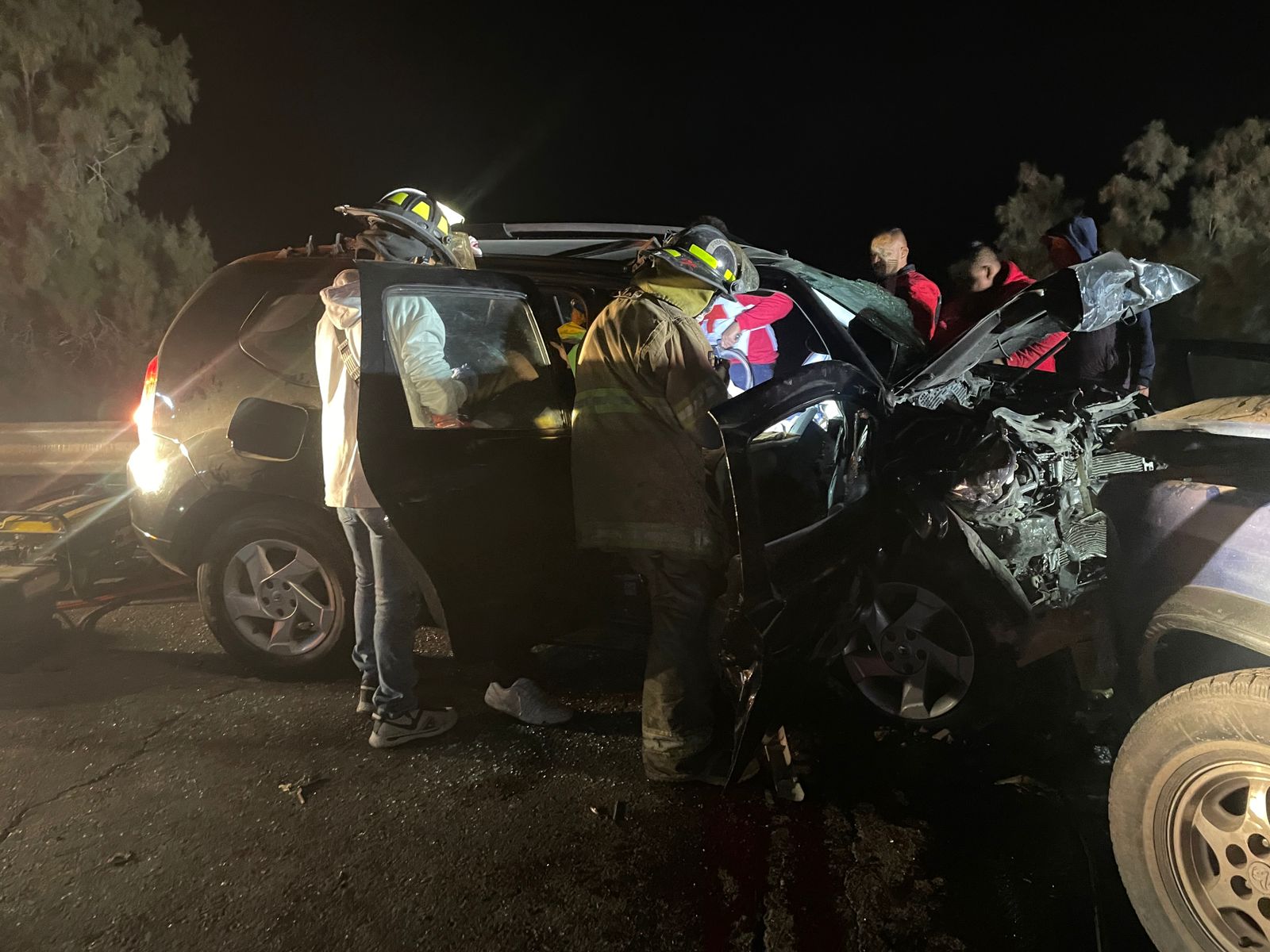Choque frontal entre camionetas cobra la vida de una mujer de 30 años, hay otros 4 lesionados