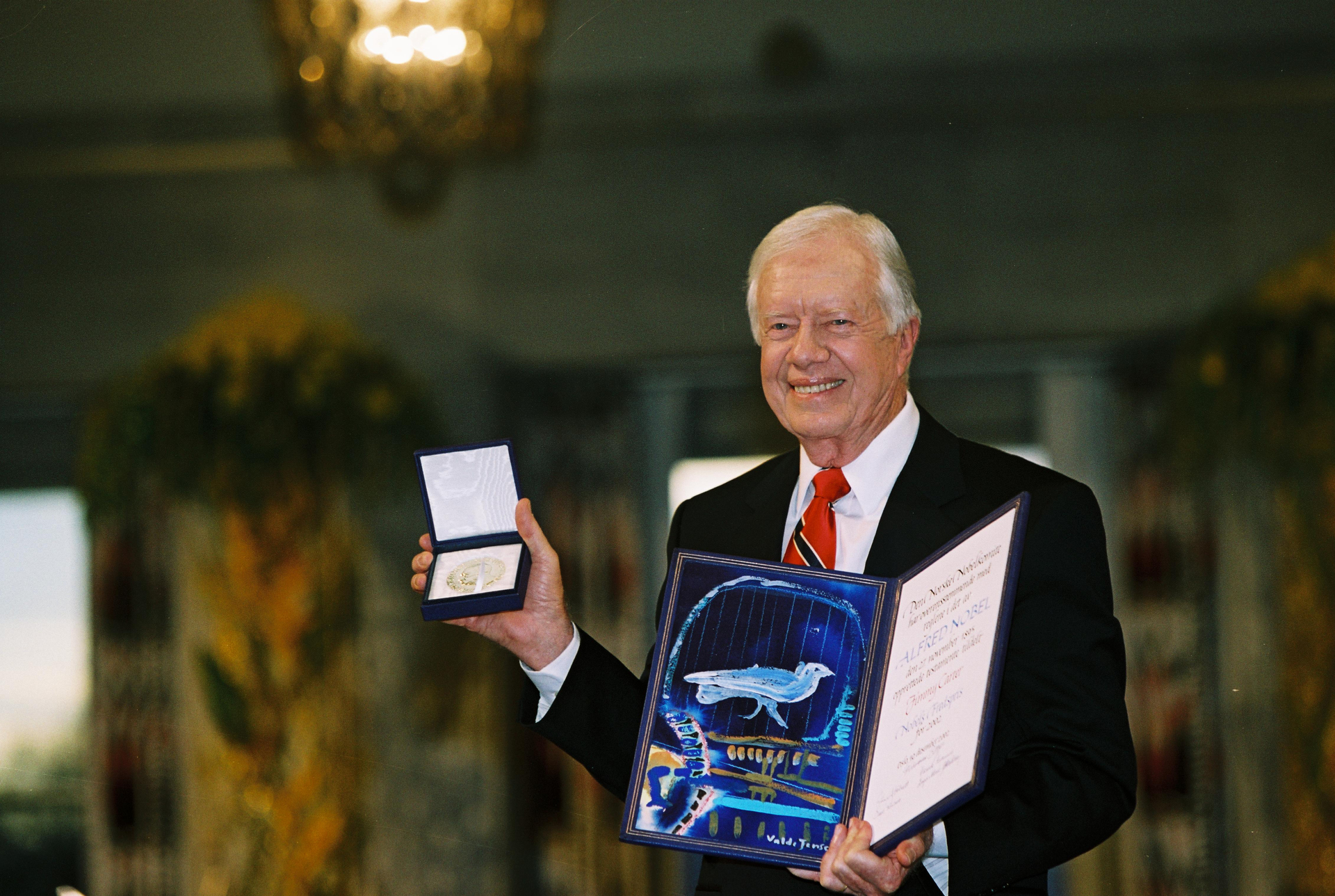 Jimmy Carter, posando con el Premio Nobel de la Paz en 2002. EFE/ Fundación Carter 