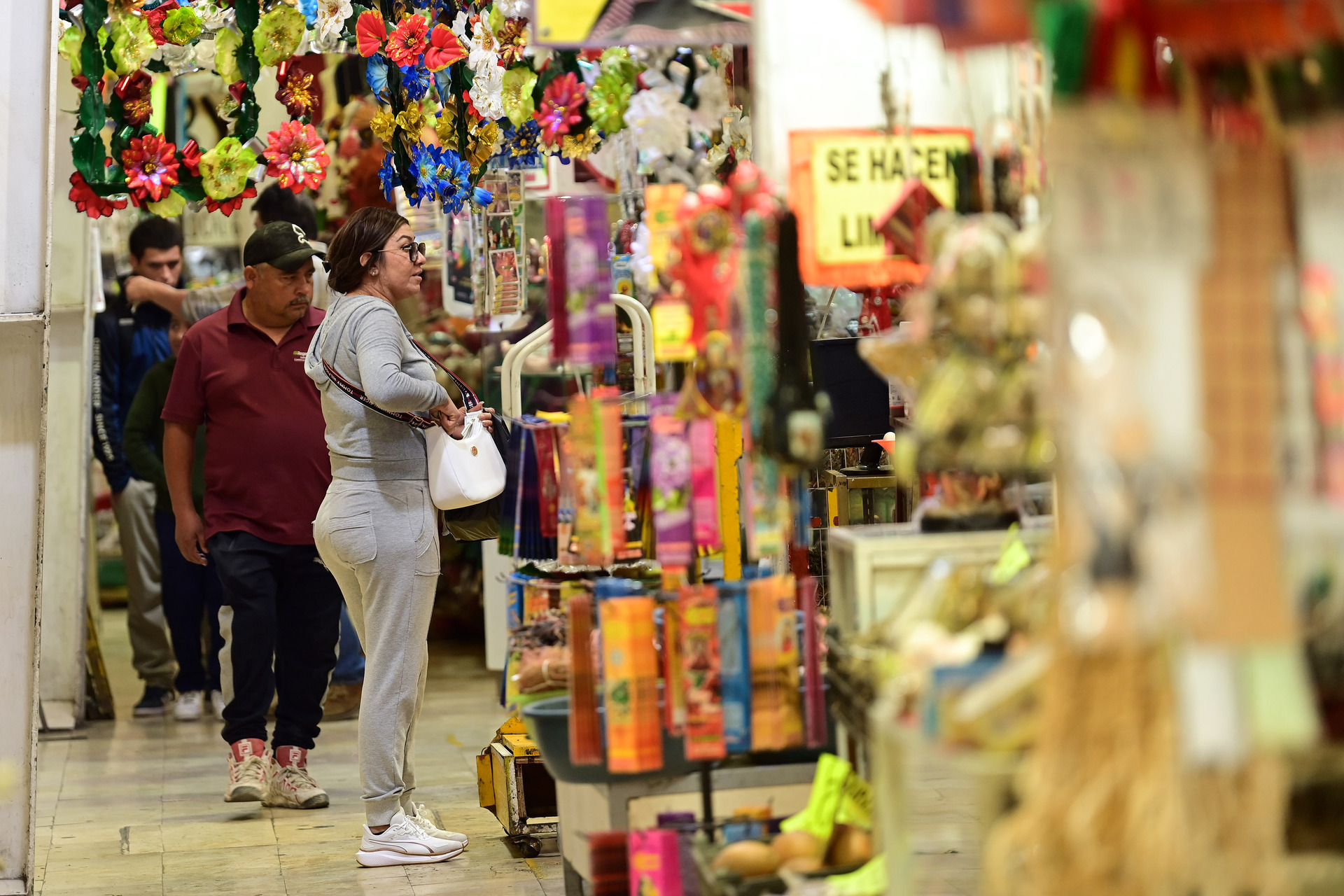 Los últimos días del año, consumidores se pierden entre el bullicio de los pasillos, en busca de suerte para el año venidero. (EL SIGLO DE TORREÓN)