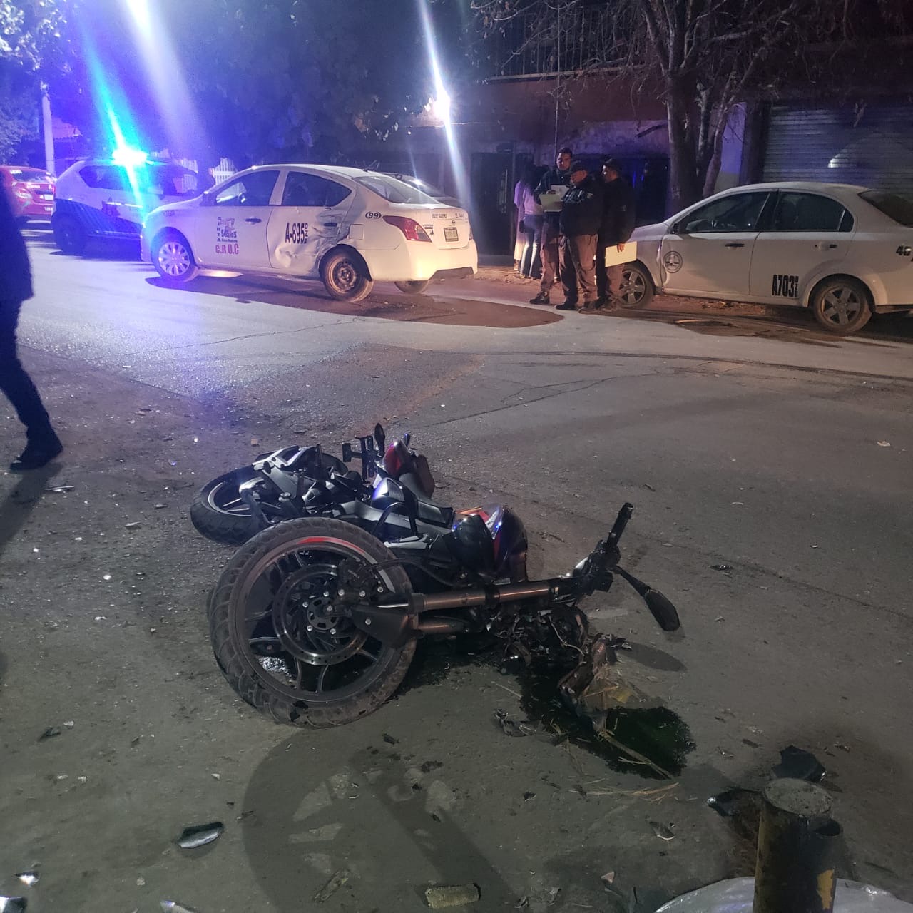 Accidente entre taxista y motociclista en Gómez Palacio.