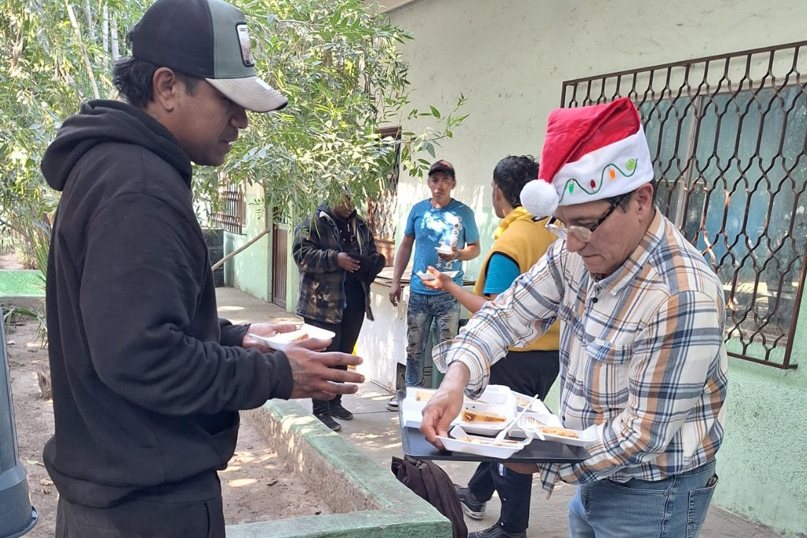 Asociación Caminar Contigo Madre organiza encuentro navideño con migrantes de centro católico Santiago Apóstol