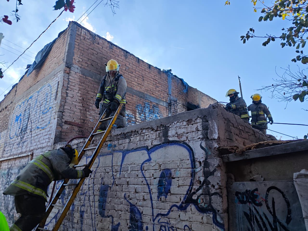 Se incendia el segundo piso de una vivienda, dos personas resultaron intoxicadas