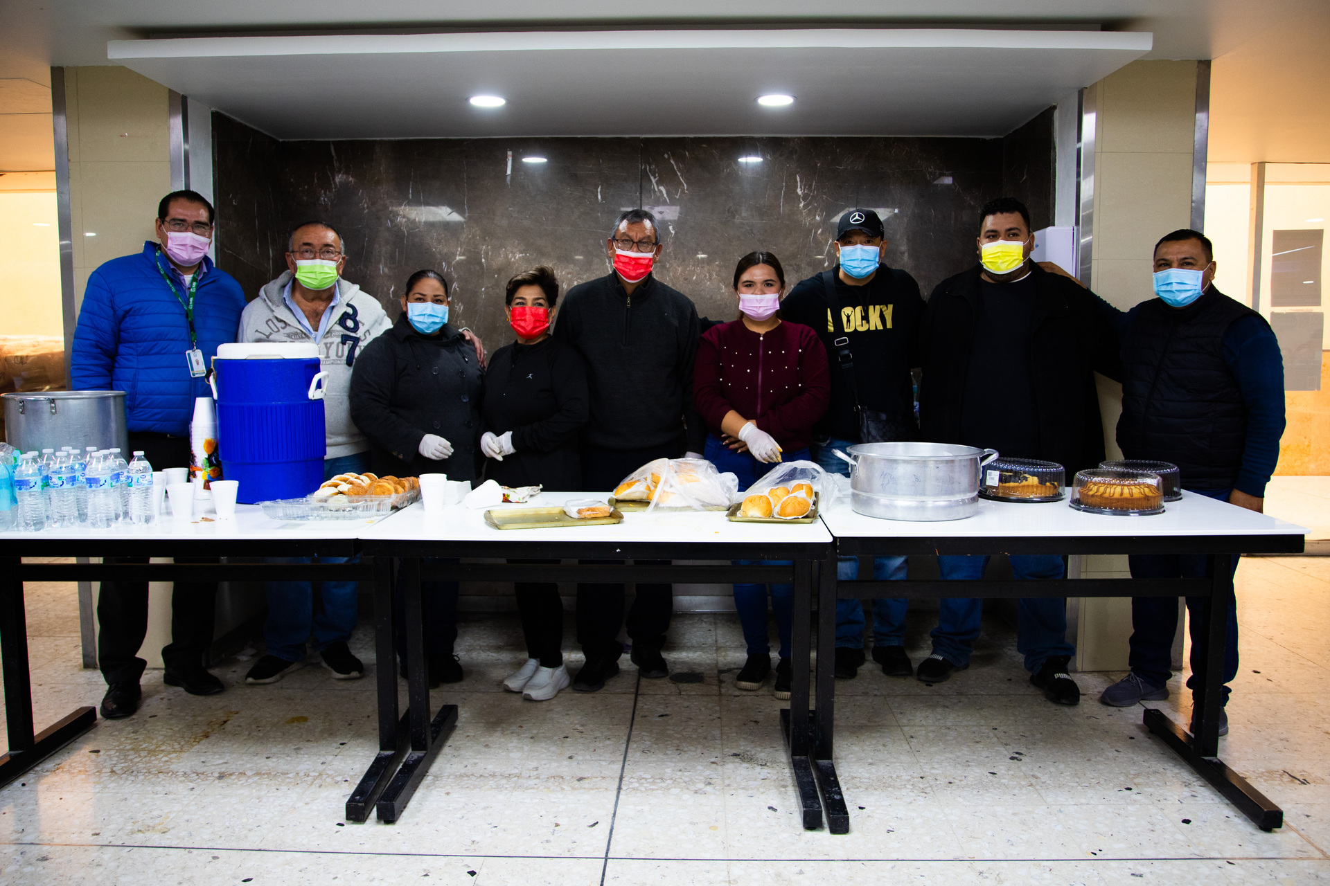 Feligreses reparten comida a familiares de pacientes en la clínica 71 del IMSS en Torreón (EL SIGLO DE TORREÓN / ENRIQUE CASTRUITA)
