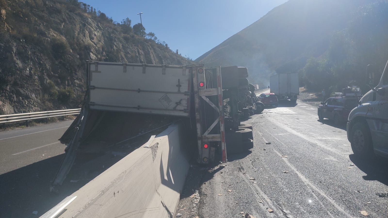 Vuelca tráiler en Los Chorros en Arteaga