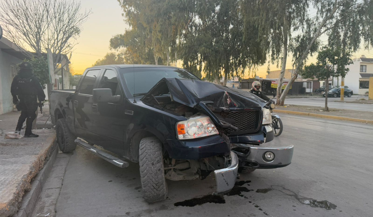 Camioneta chocada es asegurada por agentes viales, dentro había múltiples botes de cerveza