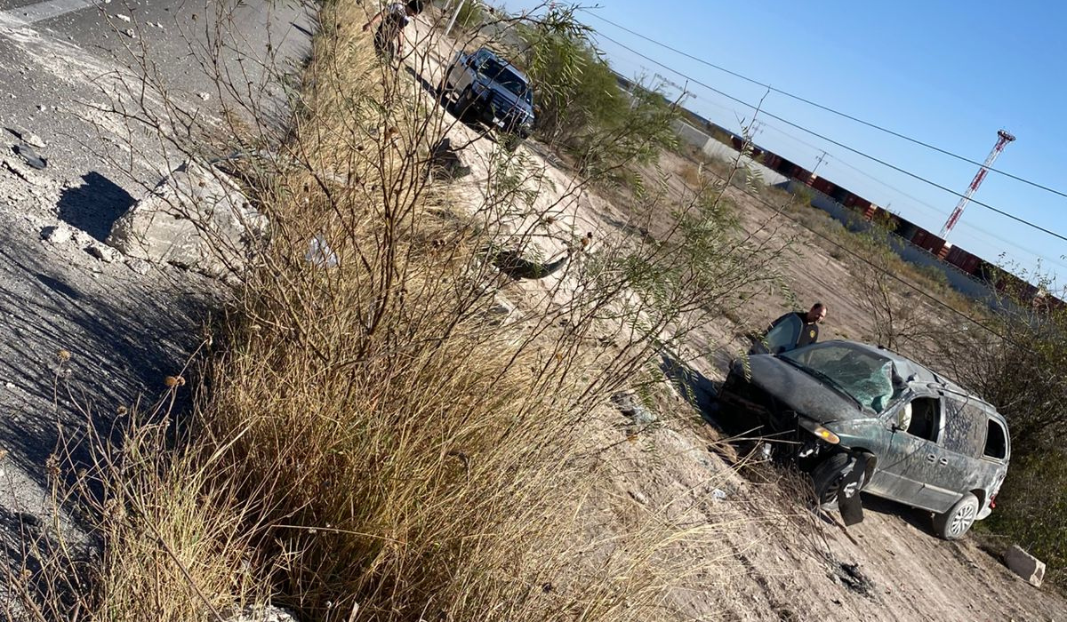 Movilización por volcadura sobre carretera federal 57, localizan unidad abandonada