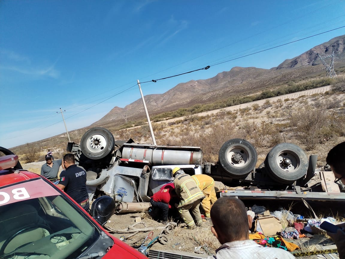 Muere joven tras volcadura de tráiler en Lerdo, unidad era conducida por su padre