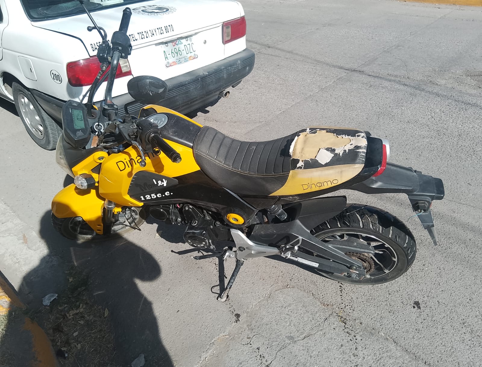 Motocicleta de la marca Vento, línea 125, color amarillo con negro, misma que no portaba placas de circulación. (EL SIGLO DE TORREÓN)