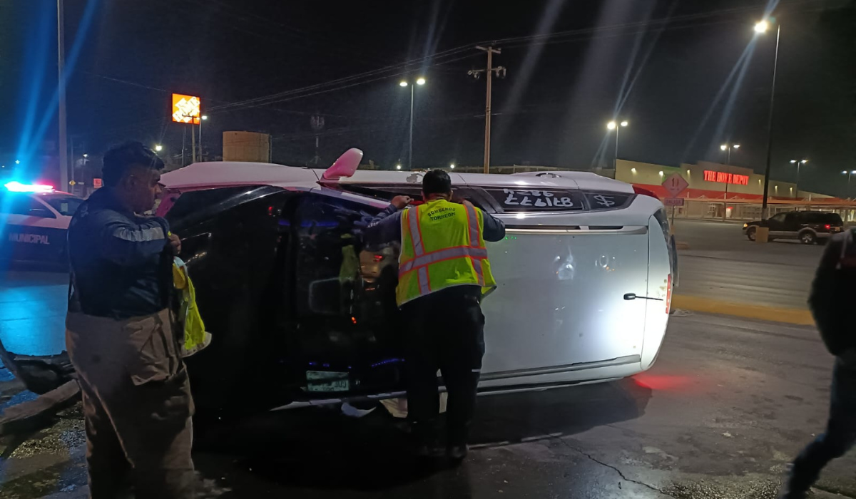 Conductor ebrio vuelca camioneta tras chocar contra luminaria en Torreón