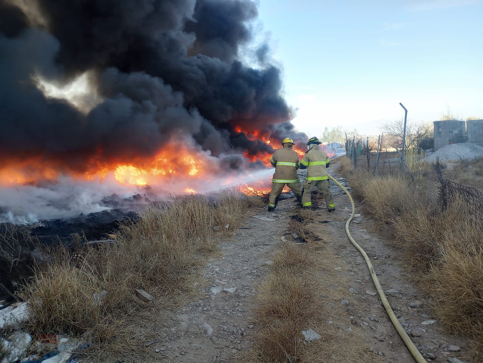 Un incendio registrado en un predio baldío. (EL SIGLO DE TORREÓN)