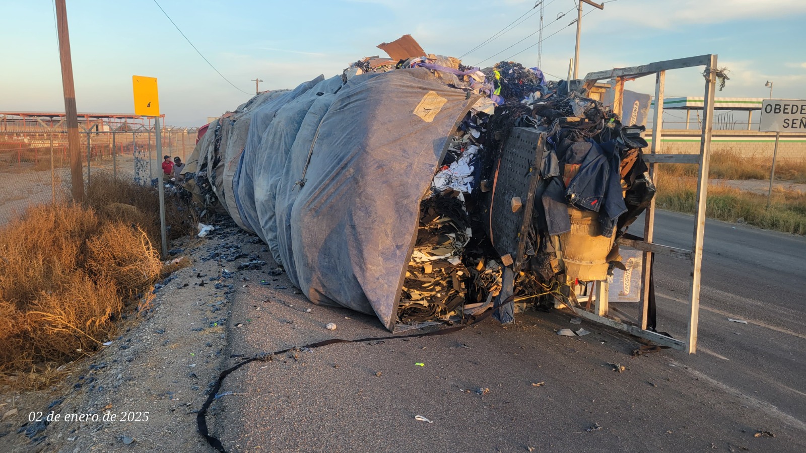 Un tráiler resulto volcado cerca del ejido 13 de Marzo de Gómez Palacio