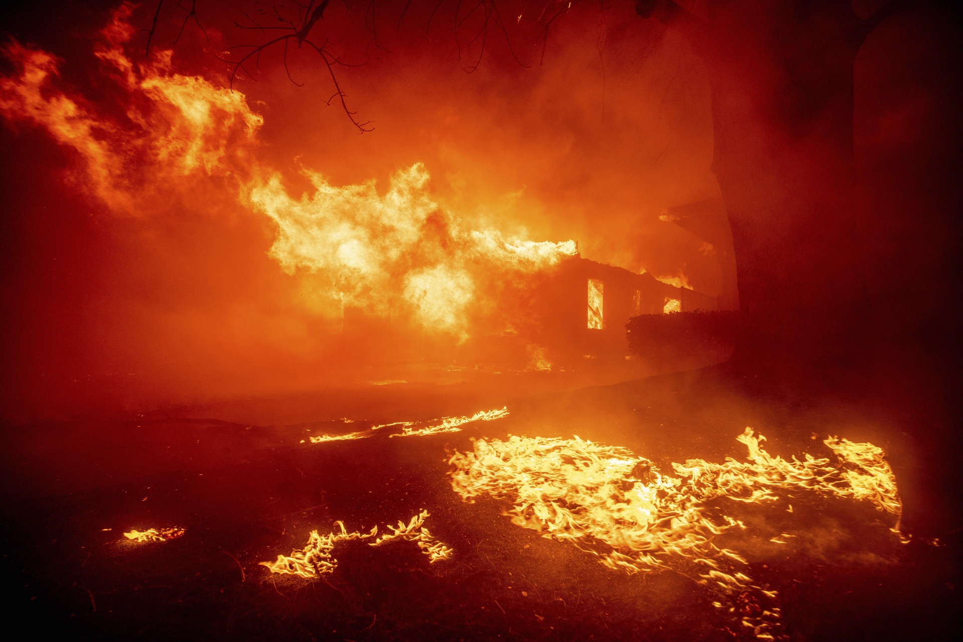 Incendios asolan Los Ángeles, California; van dos muertos y miles de evacuados