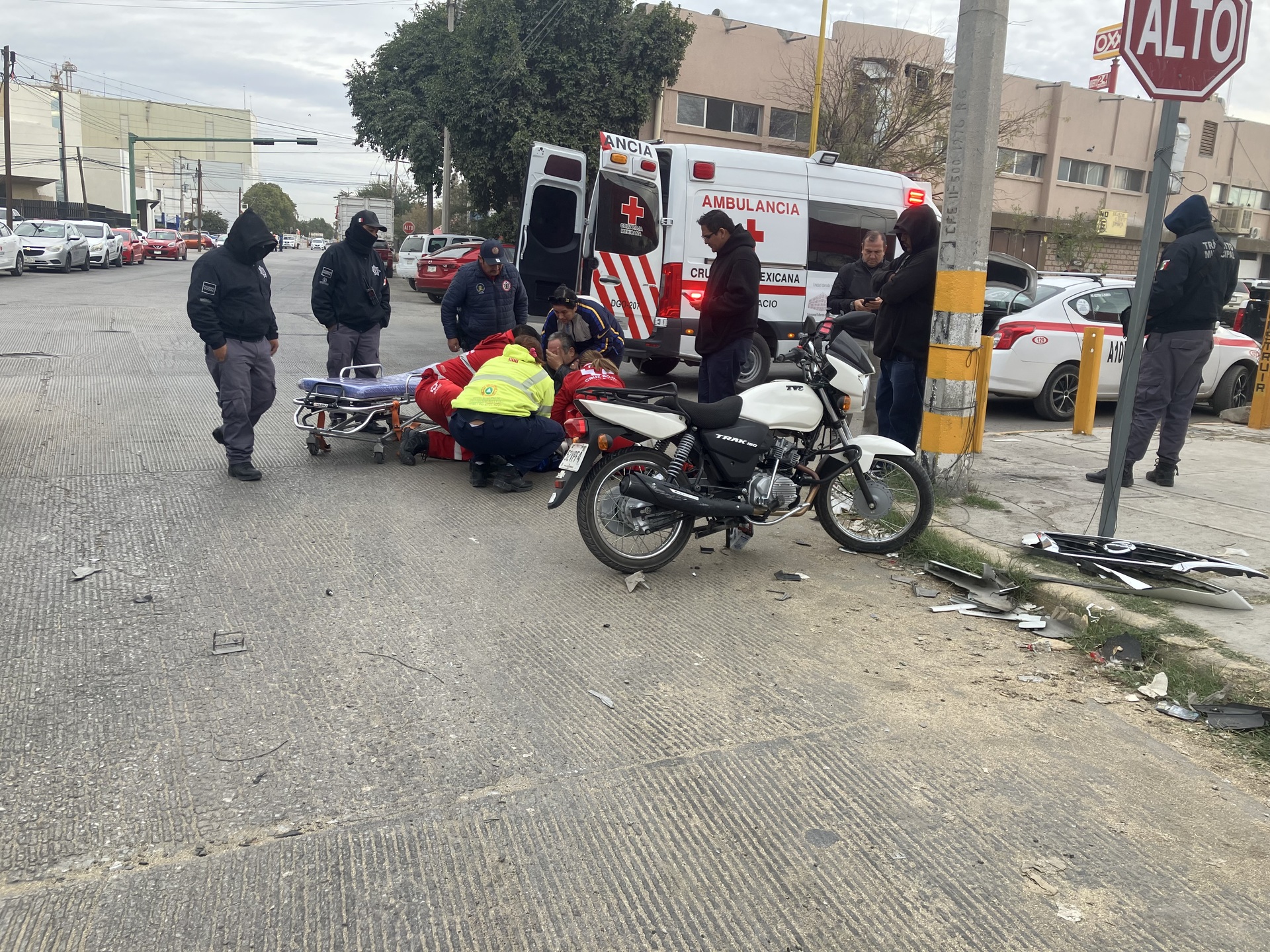 Motociclista termina con fractura expuesta tras ser arrollado en Gómez Palacio