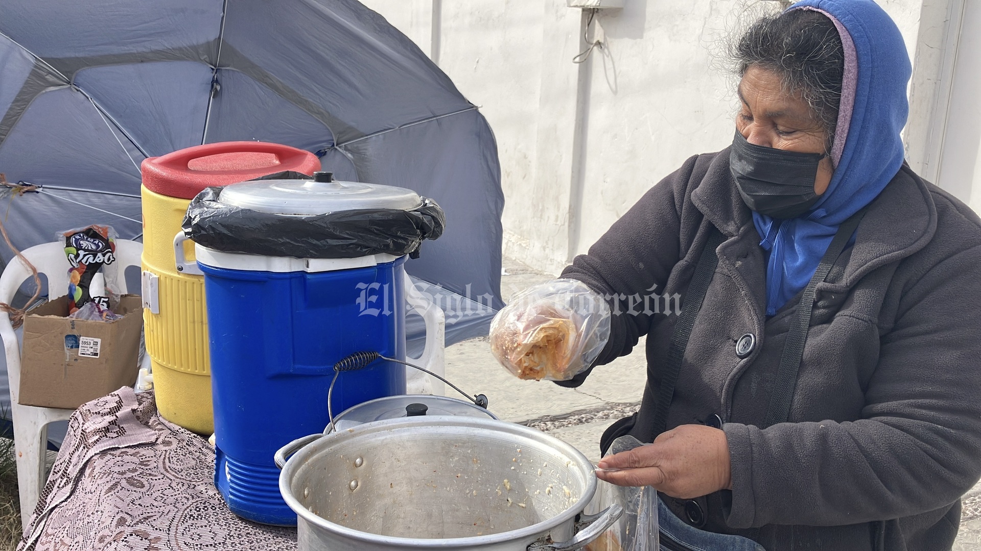 Patricia, vendedora de tamales y atole (EL SIGLO DE TORREÓN/GUADALUPE MIRANDA)