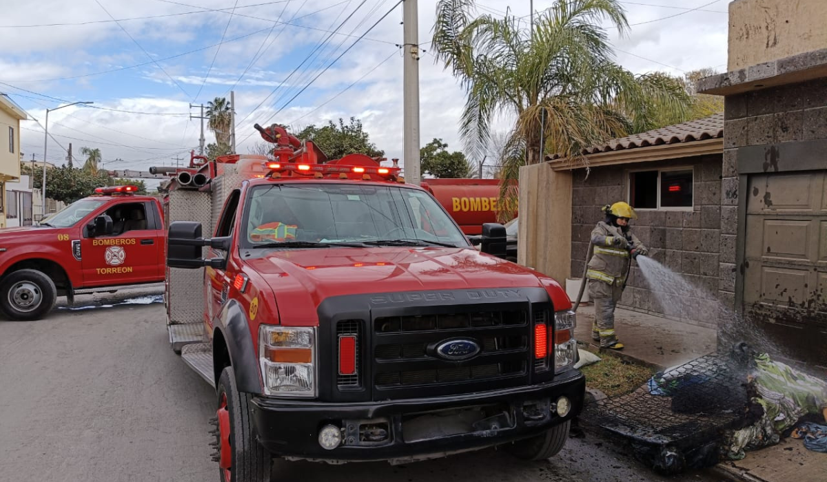 Incendio consume la habitación de una vivienda de la colonia San Felipe, de Torreón.