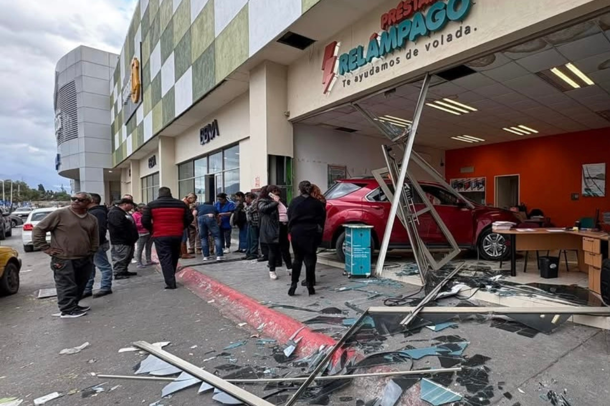 Camioneta termina dentro de local comercial en Saltillo