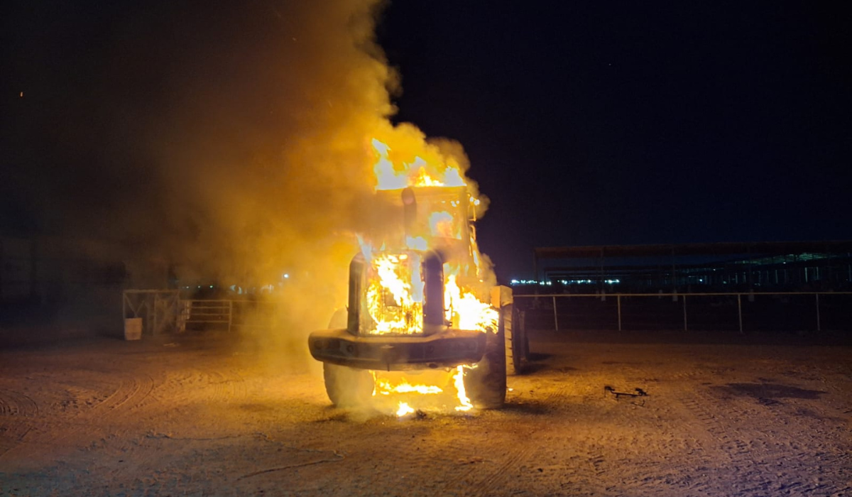 Tractor es consumido por el fuego en establo del ejido El Pacífico