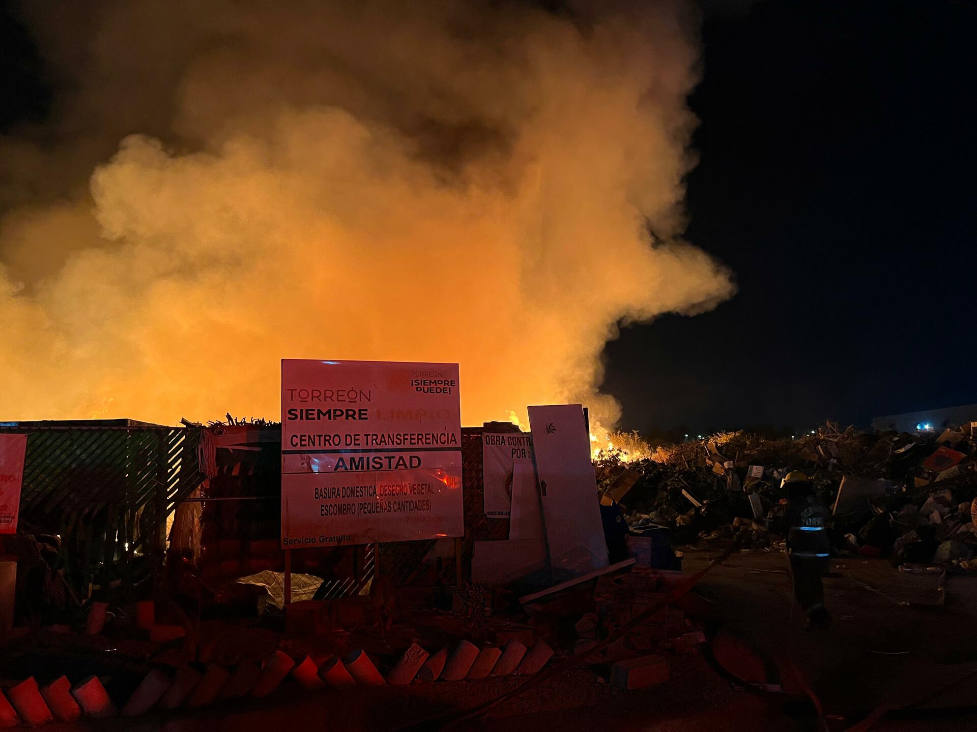 De madrugada arde en llamas Centro de Transferencia de Torreón