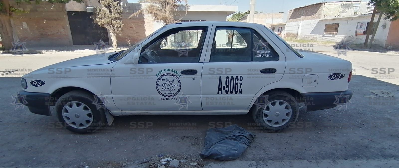 Aseguran taxi robado en la colonia Nuevo Refugio de Lerdo