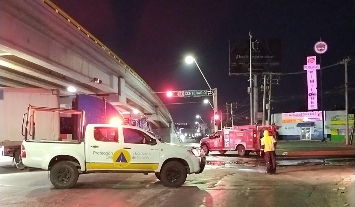 Chocan tráiler y camión de personal sobre la carretera Torreón - San Pedro