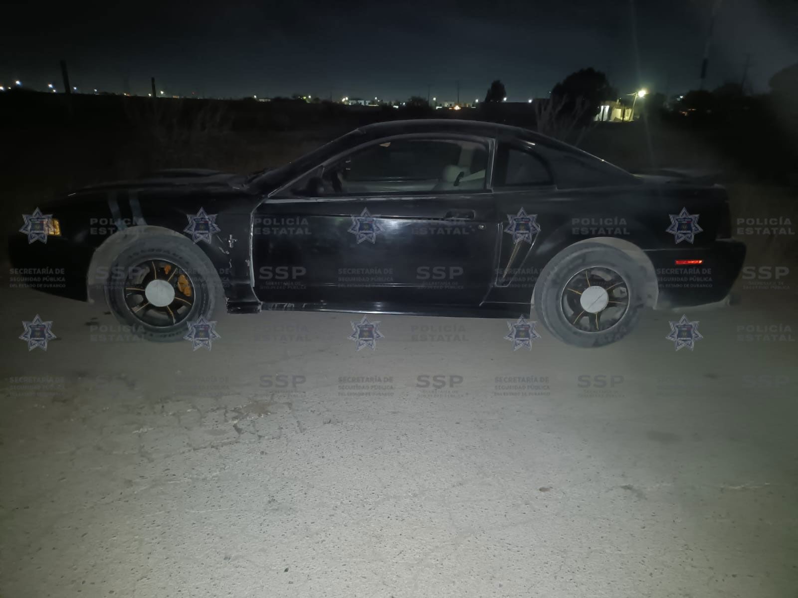 Vehículo de la marca Ford, línea Mustang, modelo 2000, color negro. (EL SIGLO DE TORREÓN) 