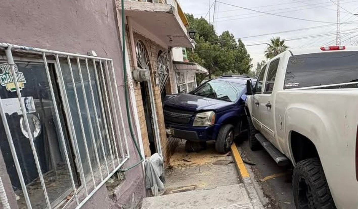 Conductor inexperto estrella camioneta contra una casa en accidente