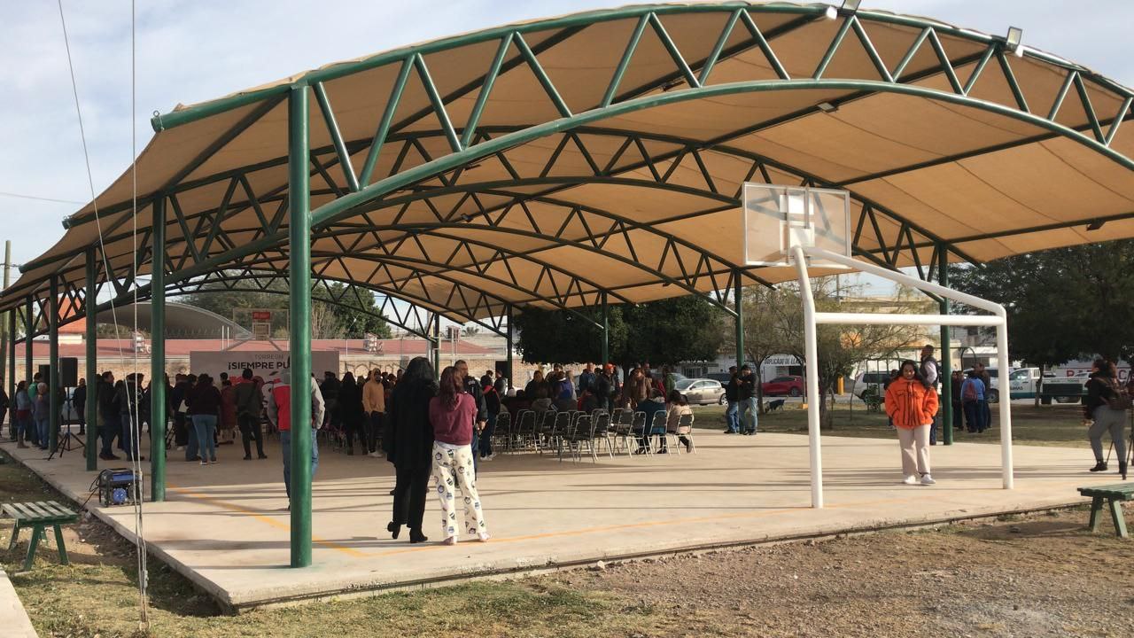 Municipio de Torreón entregó este miércoles una techumbre en el fraccionamiento Residencial Victoria, en beneficio de más de 2 mil 500 personas. (ANGÉLICA SANDOVAL)