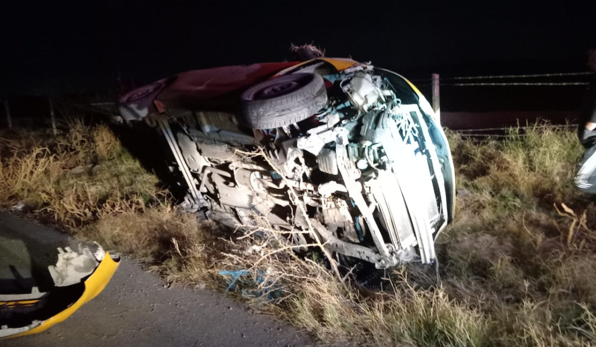 Taxista dormita, choca contra luminaria y vuelca en madrugada