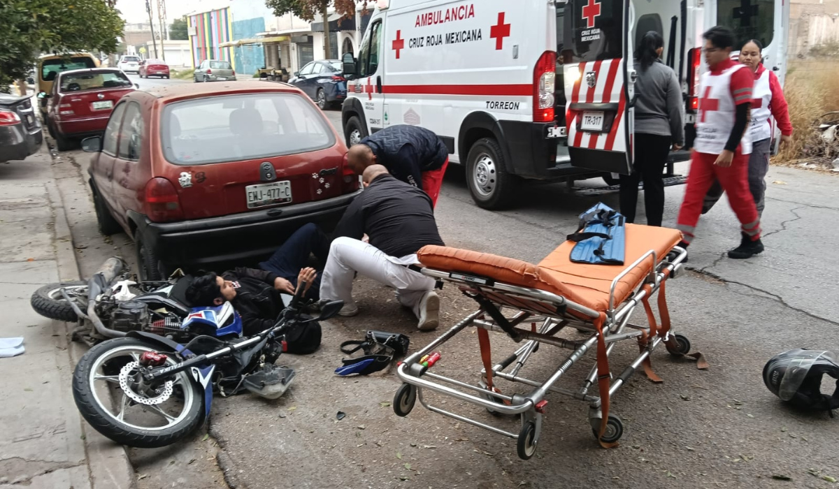 Motociclista y su acompañante terminan en el hospital tras chocar contra dos vehículos.