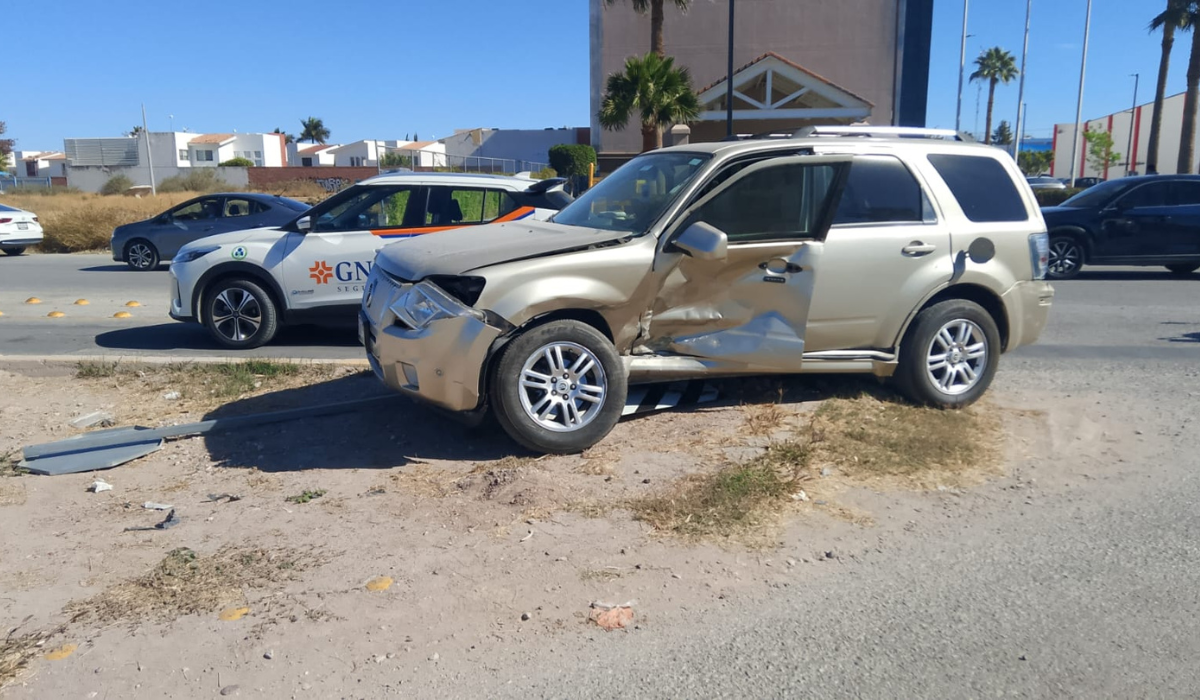 Menor provoca choque en periférico; daños materiales, sin lesionados graves