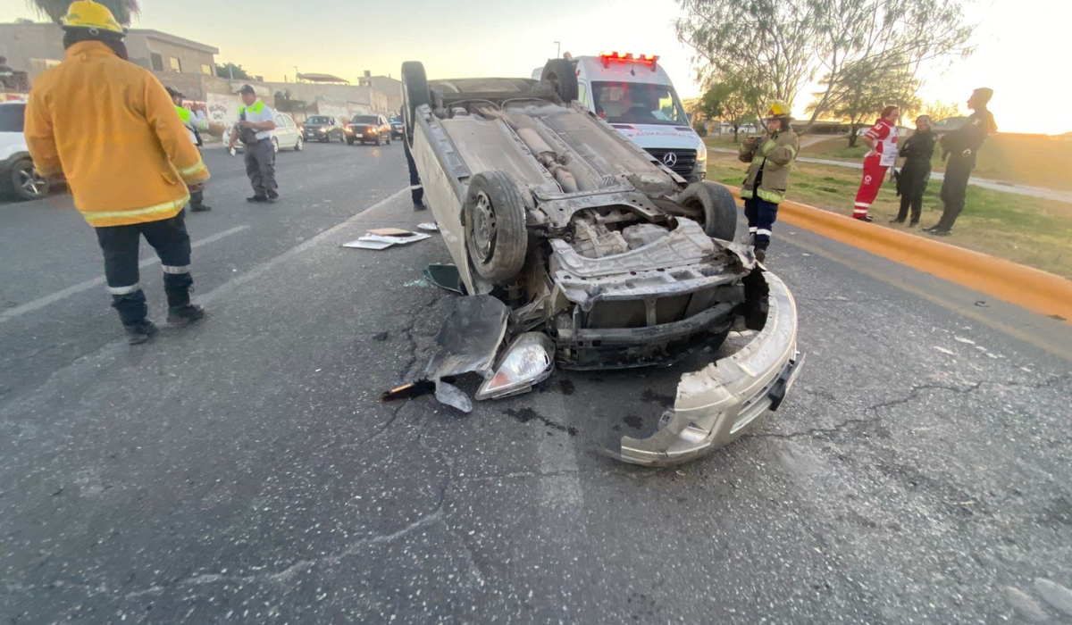 Adulto mayor vuelca auto en Gómez Palacio; solo daños materiales