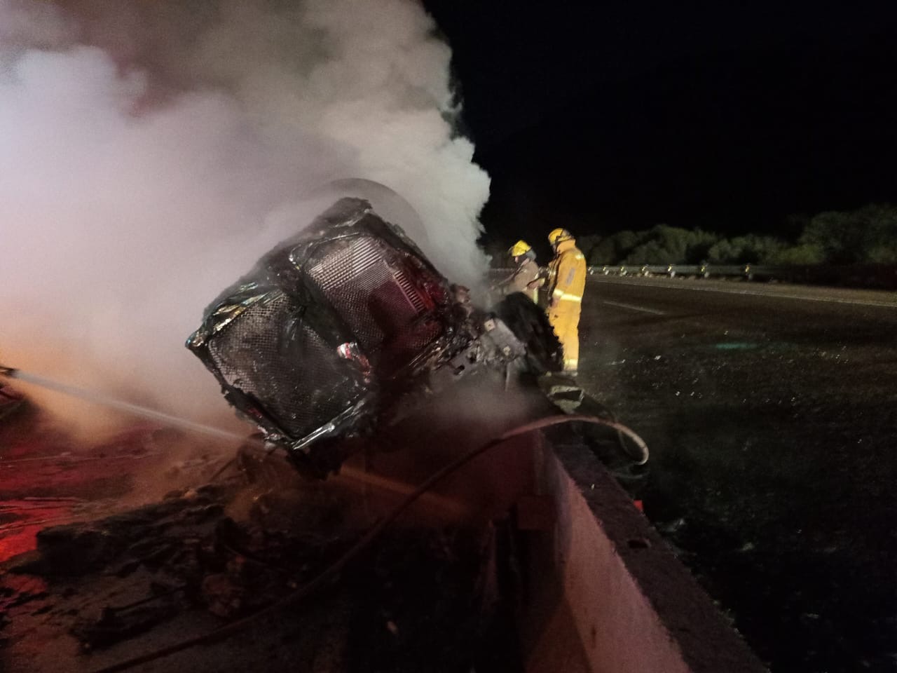 Tráiler cargado con aceite comestible choca y se incendia en Lerdo